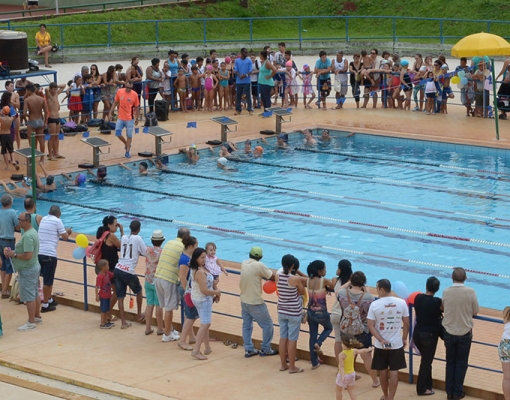 O Festival de Natação “Viva Sertãozinho” reuniu dezenas de pessoas no Complexo Esportivo “Edgar Dega Gonçalves”, no último domingo, dia 13