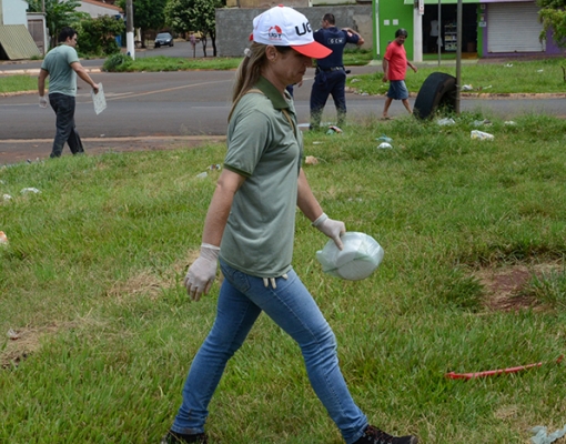 Núcleo de Controle de Vetores tem intensificado ações preventivas no combate ao mosquito Aedes aegypti. Na foto, agentes em trabalho no último sábado, dia 27, na região do Jardim Santa Marta