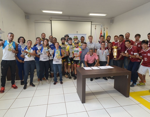 Prefeito Zezinho Gimenez recebe os atletas medalhistas no Paço Municipal