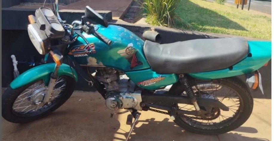 Na manhã desta sexta-feira (30/08), policiais militares do 43º BPM/I prenderam em flagrante um homem conduzindo uma motocicleta com sinais de identificação adulterados