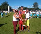 O capitão André (Munique) recebe o troféu de grande campeão Foto 5 : A equipe do Vila Paulista ficou com o vice campeonato  