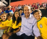 O empresário, engenheiro e rotariano José Claudio Gomes dos Santos, com os netos no campo do Botafogo