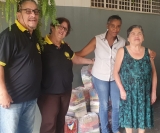  Eles não param de trabalhar em favor do próximo: Juscelino Rodrigues e Silvia Campos Samara, do Lions Club Centro, entregando cestas básicas para o Lar dos Cegos, na rua Lafaiete