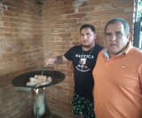 Flavio e seu filho responsável pelo churrasco