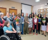 Mulheres sendo homenageadas pela Presidente do PSDB Mulher Ribeirão, Elvira Morandini 